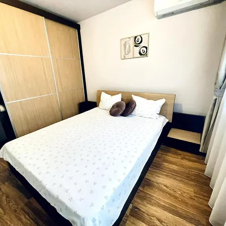 2br Haven - Steps From The Mall Apartment Varna