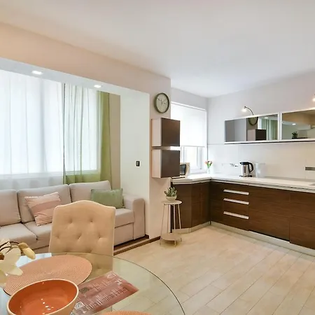 2br Haven - Steps From The Mall Apartment Varna