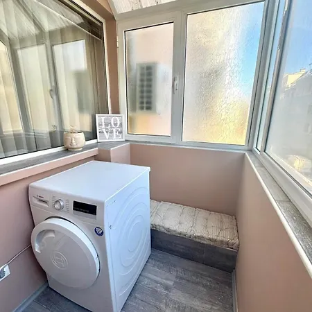 2br Haven - Steps From The Mall Apartment *